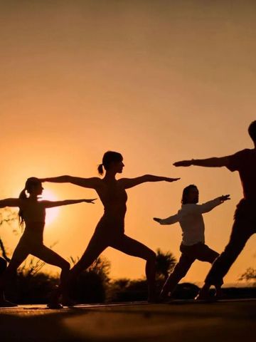 Gruppen-Yoga im Sonnenuntergang