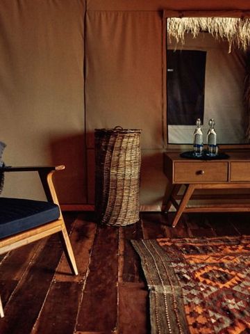 Rustikaler Raum mit Holzfußboden und stilvollem Mobiliar