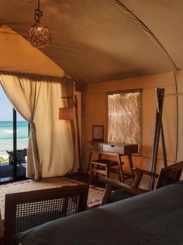 Zeltartiges Zimmer mit Meerblick und moderner Einrichtung