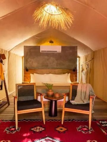 Geräumiges Zelt mit Holzelementen und gemütlichem Ambiente