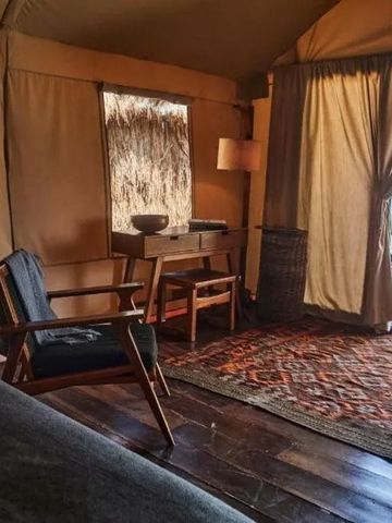 Geräumiges Zeltzimmer mit Holzboden und Meerblick