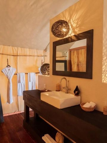 Luxuriöses Badezimmer mit stilvollen Leuchten und großem Spiegel