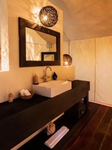 Elegantes Badezimmer mit stilvoller Beleuchtung und großem Spiegel