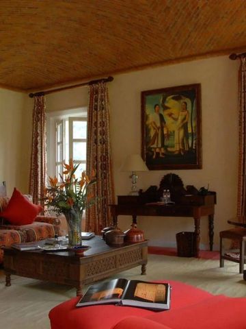 Gemütlicher Wohnbereich mit auffälligen roten Akzenten und traditionell mexikanischer Dekoration