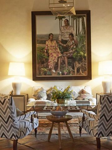 Elegante Sitzecke mit Kunstgemälde in traditionellem Hotelambiente.