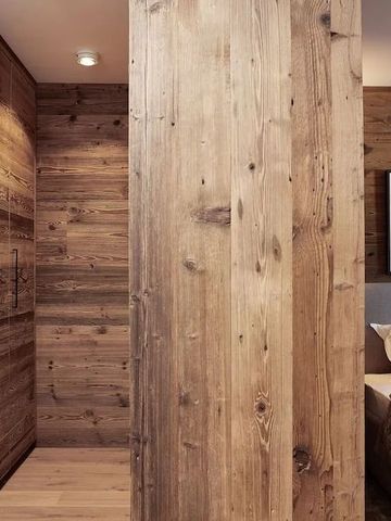 Elegantes Schlafzimmer mit Holzdetails und Kunst an der Wand