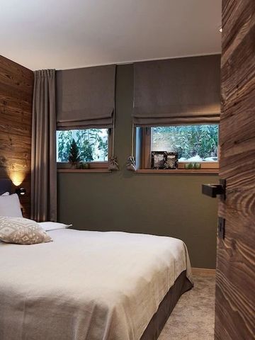 Schlafzimmer mit natürlichen Holzakzenten und großen Fenstern