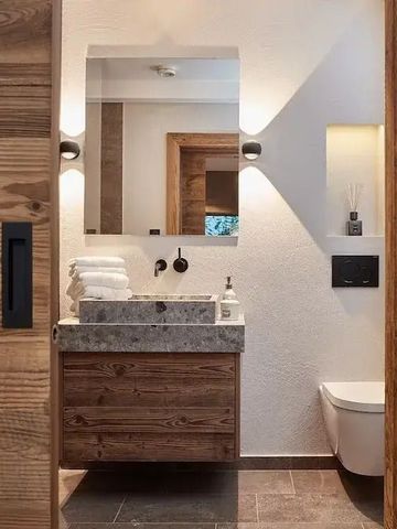 Modernes Badezimmer mit großem Spiegel, Waschbecken und Holzverkleidung