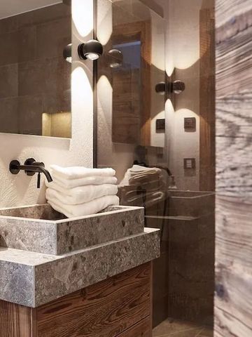 Badezimmer mit Steinwaschbecken und luxuriösen Armaturen