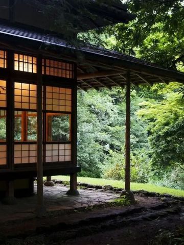 Traditionelles japanisches Gebäude umgeben von üppigem Grün