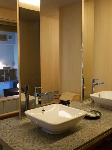 Eleganter Waschtisch im Badezimmer einer Villa mit stilvollem Doppelwaschbecken