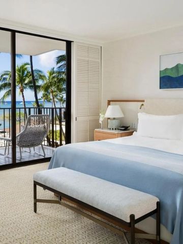 Modernes Hotelzimmer mit Balkon und Strandblick