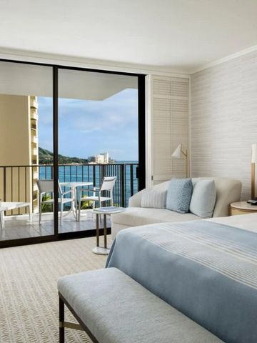 Helles Hotelzimmer mit Balkon und Meeresblick