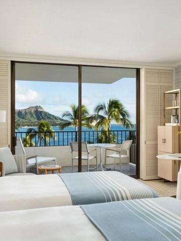 Zimmer mit Balkon und Ausblick auf den Ozean und Palmen