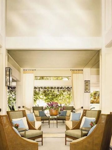 Elegantes Lounge-Ambiente mit stilvollen Sesseln und natürlichem Licht