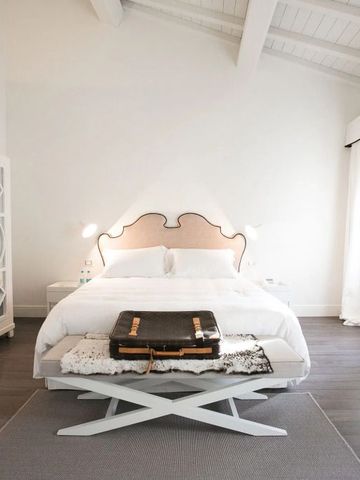 Elegantes Schlafzimmer mit stilvollem, gepolstertem Bettkopfteil