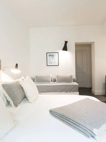 Modernes Zimmer mit Schreibtisch und minimalistischer Dekoration