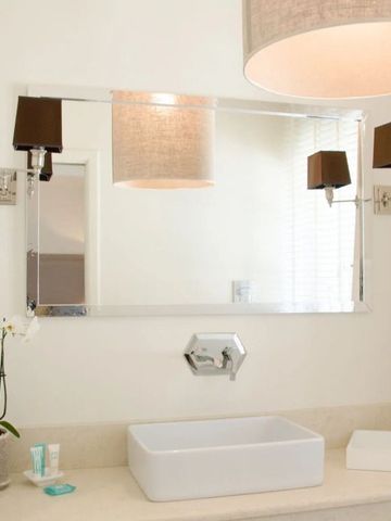 Elegantes Badezimmer mit modernen Leuchten und Spiegel