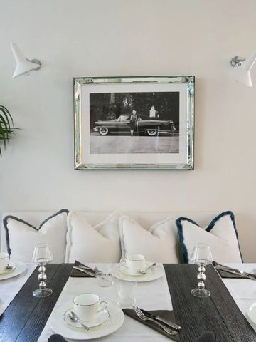 Elegantes Esszimmer mit kunstvoll dekoriertem Tisch und stilvollen Wandlampen