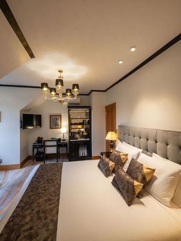 Luxuriöses Hotelzimmer mit großem Bett und stilvoller Beleuchtung.