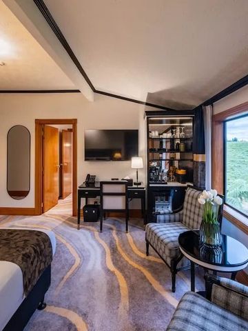 Hotelzimmer mit Aussicht und komfortabler Einrichtung.