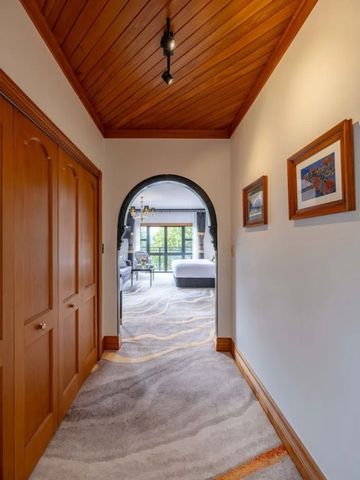 Hotelzimmerausblick durch Flur mit Holztüren und Bogen