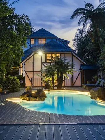 Schöner Außenpool bei Dämmerung umgeben von Natur