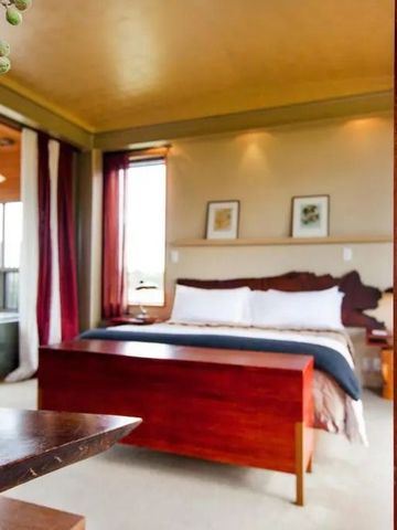 Luxuriöses Schlafzimmer mit Offenheit zur Natur und stilvoller Ausstattung