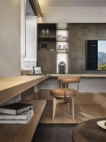 Moderner Loungebereich mit Fernseher und Bücherregalen