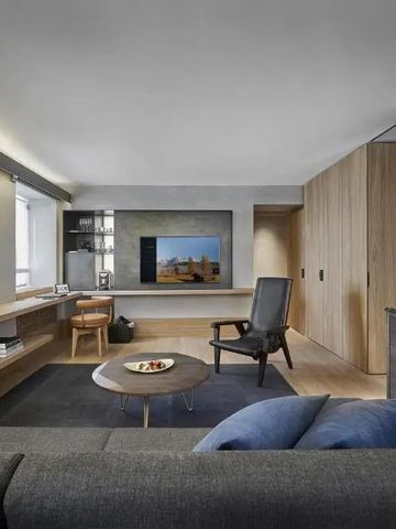 Moderner Wohnbereich mit Sofa und stilvoller Dekoration