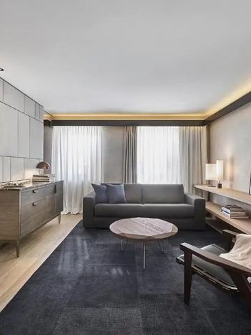 Modern eingerichtetes Hotelzimmer mit Sofa und stilvoller Beleuchtung