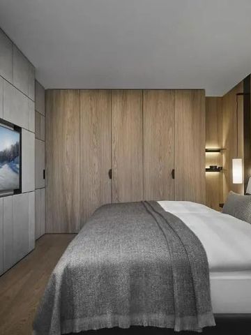 Gemütliches Schlafzimmer mit großem Bett und Holzwänden im Hotel