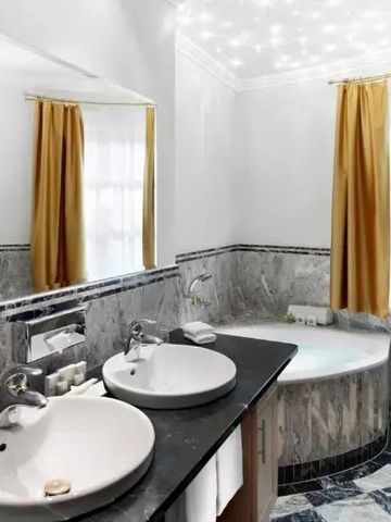 Luxuriöses Badezimmer mit Doppelwaschbecken und Badewanne