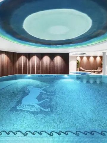 Großer Indoor-Pool mit künstlerischer Decke im Hotel