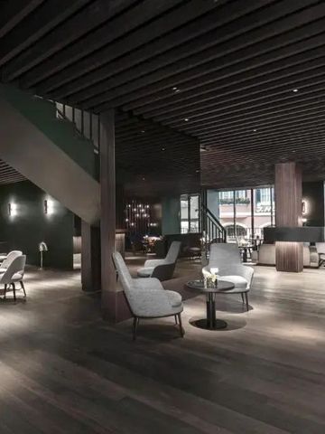 Stilvoller und geräumiger Lounge-Bereich mit bequemen Sitzgelegenheiten