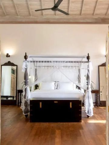 Luxuriöses Schlafzimmer mit Himmelbett und Holzboden