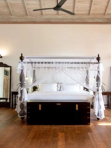 Himmelbett im Schlafzimmer mit Holzdekor und Spiegeln