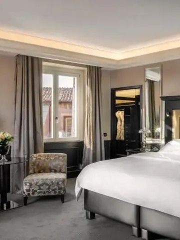 Luxuriöses Hotelzimmer mit elegantem Dekor und großem Fenster