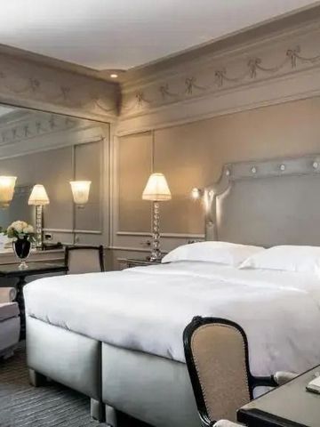 Elegantes Schlafzimmer in neutralen Tönen mit kunstvollen Details