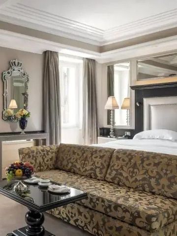 Geräumige Suite mit luxuriösem Interieur und stilvollen Möbeln