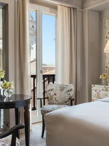 Elegantes Hotelzimmer mit Balkon und stilvoller Einrichtung