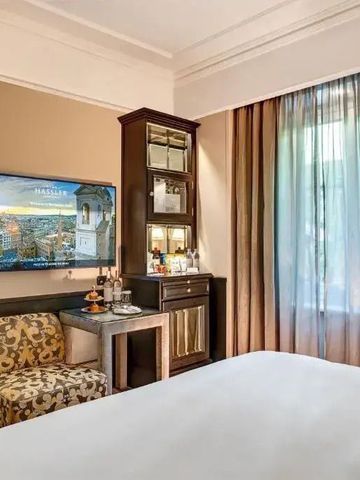 Modernes Hotelzimmer mit großem Fenster und Sitzbereich