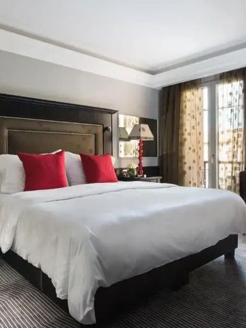 Luxuriöses Zimmer mit zwei roten Kissen auf dem Bett