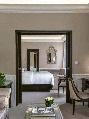 Suite mit elegantem Wohnzimmer und Blick auf das Schlafzimmer