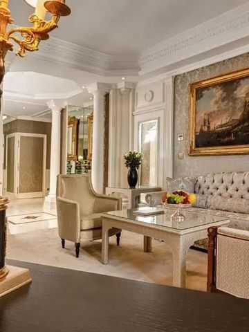 Elegantes Wohnzimmer mit klassischen Möbeln und Kunstwerk an der Wand