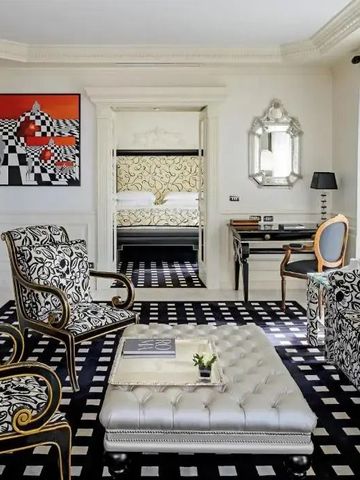 Luxuriöses Wohnzimmer mit Designer-Möbeln und modernem Kunstwerk