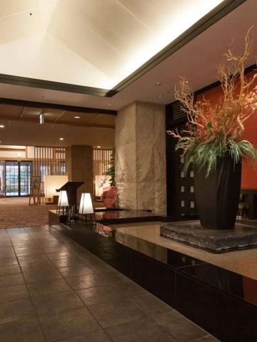 Luxuriöse Lobby mit stilvollen Dekorationen und Beleuchtung