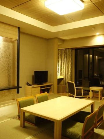 Gemütlicher Wohnbereich mit traditionellem Dekor und Abendbeleuchtung