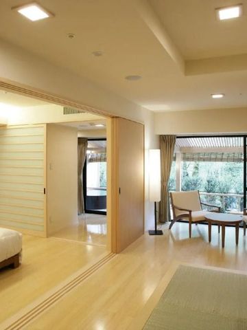 Geräumiges Zimmer mit modernem Design und Blick in den Garten