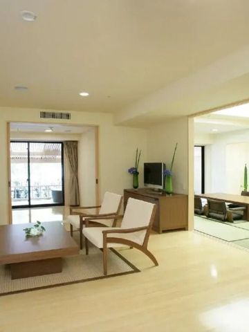 Geräumige Suite mit traditionellem japanischem Tatami-Bereich und modernen Möbeln